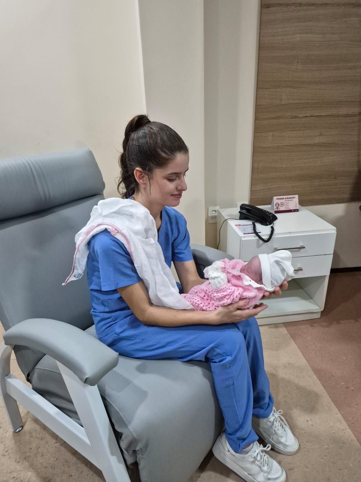 Sara Ruth acolhendo um bebê após o nascimento